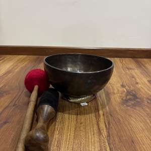 Bol sonore en métal bronze fabriqué à la main de style traditionnel pour la méditation quotidienne du bouddhisme et la pratique de l'alignement des chakras - Product Image 3