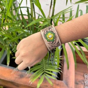 สร้อยข้อมือหนังแท้ลายดอกไม้สำหรับผู้หญิงกำไลข้อมือหนังวัวแท้แบบตะวันตกออกแบบได้เอง - Product Image 2