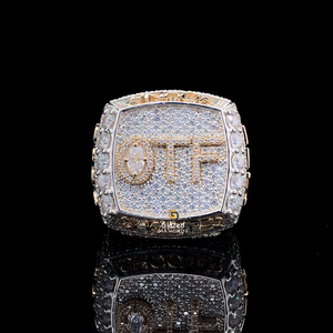 La bague de style Hip Hop en argent sterling 925 avec des diamants Moissanite étincelants respire l'élégance et le style dans la clarté VVS - Product Image 2