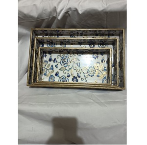 Bandeja de madera rectangular multiusos Perfecta para servir o como acento decorativo disponible en cantidad a granel - Product Image 1