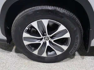 Clean 2023 Highlander XLE 4dr SUV AWD (2.4L 4cyl Turbo 8A) - Product Image 3