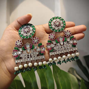 Pendientes de Araña Tribal Tales, Color Rosa y Verde, con Diseño Floral de Kundan y Circones - Product Image 2