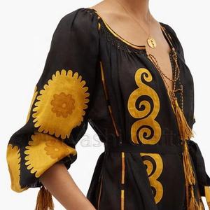 Robe à manches longues ukrainienne faite à la main en noir orange broderie exclusive sur crêpe tissé 100% tissu de coton dernière conception - Product Image 1