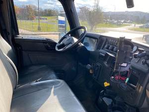 Camión de plataforma MV607 USADO de alto rendimiento, año 2020 - 250HP, transmisión automática de 6 velocidades, listo para enviar a todo el mundo - Product Image 2