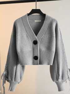 เสื้อครอปไหมพรมคอวีเนื้อนุ่มพรีเมียมสำหรับผู้หญิง แขนทรงโคมไฟเก๋ไก๋ ติดกระดุม คาร์ดิแกนฤดูหนาว ระดับไฮเอนด์ สไตล์วินเทจ - Product Image 3