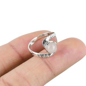 Anillo de mujer hecho a mano con cabujón de cuarzo rosa natural, joyería estampada a mano de Plata de Ley 925 sólida para bodas - Product Image 1