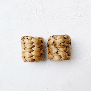 Porte-serviettes en jacinthe d'eau avec paille à prix réduit de style Boho Anneaux de support personnalisés en jonc de mer pour serviettes de table - Product Image 1