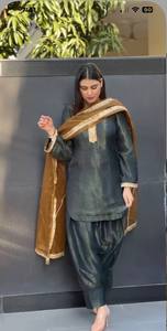 Présentation de nouveaux ensembles Salwar Kameez traditionnels prêts à porter en 3 pièces avec dupatta pour les occasions de fête et de mariage - Product Image 3