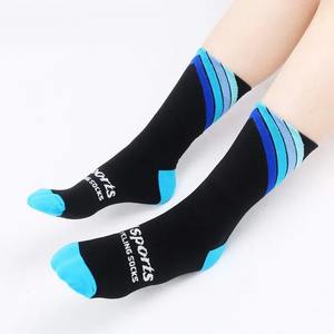 Vente en gros de chaussettes de sport de compression personnalisées Style équipage tricoté avec logo inférieur Position pour la course à pied Cyclisme Basketball Randonnée - Product Image 3