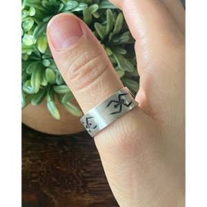Anillo de Plata de Ley con Incrustaciones de Estilo Navajo, Hecho a Mano, Talla 13.25 - Product Image 2