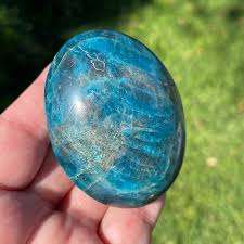 Pierre de paume en apatite polie de style mascotte Feng Shui européenne, faite à la main, de haute qualité, artisanat en agate semi-précieuse naturelle - Product Image 4