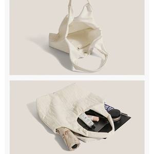 Sac fourre-tout en toile imperméable élégant et de grande capacité avec fermeture à glissière pour les voyages, la natation et le camping Fabriqué au Vietnam - Product Image 5