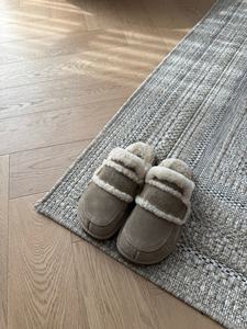 Chaussons d'hiver personnalisés de créateur, fabriqués avec des matériaux de haute qualité, chauds, à semelle épaisse, antidérapants, en fourrure pour femmes - Product Image 2