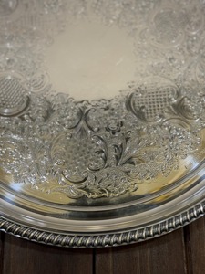 แผ่นชาร์จแกะสลักสีเงินโบราณที่สมบูรณ์แบบสำหรับการตกแต่งอาหารถาดเสิร์ฟสำหรับงานแต่งงานและงานรื่นเริงใช้ในอินเดีย - Product Image 5