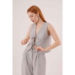 Conjunto Elegante de Dos Piezas para Mujer Lustrin en Gris, con Chaleco con Detalle de Lazo Frontal y Pantalones Anchos, 100% Poliéster, Estilo Casual - Product Image 6