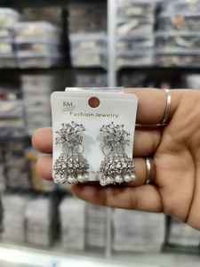 Petites boucles d'oreilles Jhumki de style américain antique, en forme de cloche, bijoux ethniques en zircon avec perles en alliage, vente chaude pour les mariages - Product Image 3