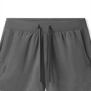Pantalones cortos de gimnasio 2 en 1 grises personalizados, forro de compresión interior para hombre, pantalones cortos de entrenamiento ligeros de secado rápido con bolsillos con cremallera - Product Image 5