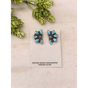 Pendientes de Plata de Ley con Diseño Floral de Dalia de Algodón Navajo Hechos a Mano y con Poste de Racimo - Product Image 1