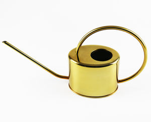 Regadera de metal de construcción fiable para el cuidado de plantas al aire libre, que ofrece una liberación de agua suave y un diseño ergonómico y resistente. - Product Image 5
