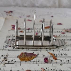 ที่วางขนมปังปิ้งแบบพรีเมี่ยมสีเงินสำหรับขนมปังอาหารเช้าอุปกรณ์ครัวที่เก็บของในบ้านและที่วางขนมปังปิ้ง - Product Image 1