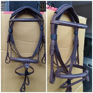 Brida inglesa EQUINA de alta calidad para caballos Cuero negro con banda para la nariz y la frente elevadas - Product Image 6