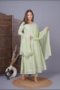 Conjunto de traje de mujer disponible en 7 hermosos colores, trabajo impreso y bordado en Anarkali Kurti y pantalón con gasa Dupatta - Product Image 2