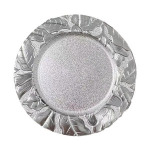Assiettes de présentation rondes de luxe en métal argenté avec motif feuille en relief, écologiques, pour mariage et décoration de table de fête - Product Image 1