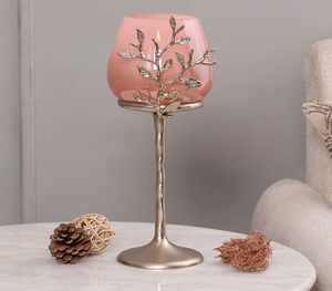 Superbe bougeoir doré avec verre rose idéal pour la décoration de la table à manger du salon et de la pièce maîtresse - Product Image 1