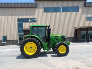 Tracteur John Deere 6120E disponible dès maintenant avec un moteur puissant et des fonctionnalités avancées, parfait pour une utilisation agricole - Product Image 3