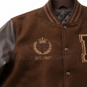 Chaqueta Varsity Personalizada para Hombre con Bordado Chenille, Cuello Alto, Mangas de Cuero, Parche Bordado y Logotipo Frontal - Product Image 5