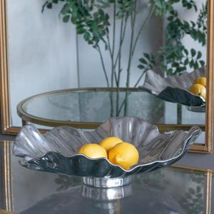 Bol de présentation de fruits pour la décoration de la maison, style piédestal, design floral, finition brillante en métal, bols de service décoratifs, dernières tendances - Product Image 1