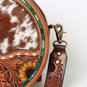 Sac de cantine à bandoulière en cuir véritable de style occidental de qualité supérieure avec pompon floral de bohème avec couleur personnalisable en stock - Product Image 3