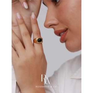 Anello con gemma quadrata in onice nero, anello a fascia con sigillo a raggi di sole in oro anti-ossidazione, impermeabile, con tecnica di incastonatura a griffe, anello massiccio con agata naturale - Product Image 1