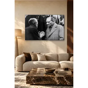 Fida Atatrk en manteau à motif chevrons discutant avec le public, impression sur toile - Product Image 2