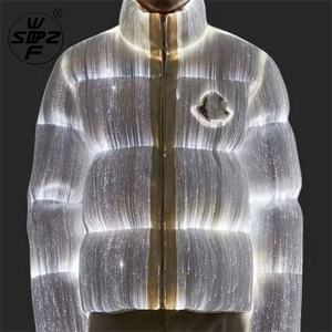 เสื้อแจ็คเก็ตดาวน์เรืองแสงแบบกำหนดเองสำหรับผู้ชาย พร้อมเส้นใยออปติกแฟลช ดีไซน์ใหม่ ผ้าพัฟเฟอร์สำหรับฤดูหนาว พร้อมโลโก้ด้านหน้า - Product Image 1