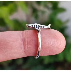 Bague signet géométrique minimaliste en forme d'avion, faite à la main en argent sterling, bijou d'aviation, cadeau de voyage unique pour elle - Product Image 4