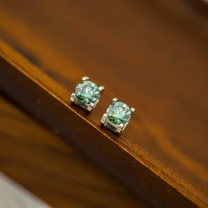ต่างหูเงิน 925 ประดับเพชรโมอิสซาไนต์สีเขียว 2 กะรัต - Product Image 2