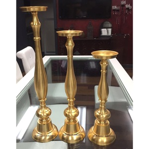 Bougeoir de pilier en métal de dernière conception en or fini pour la maison et les piliers de bougie décoratifs de table de Noël - Product Image 1
