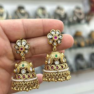 ต่างหูแบบคล้องหูสำหรับผู้หญิงดีไซน์เนอร์แบบดั้งเดิมสีทองคุณภาพดีที่สุดสำหรับงานแต่งงานและงานปาร์ตี้ - Product Image 1