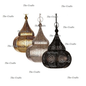 Lanterne en fer et en verre en vrac, couleur jaune, forme et taille personnalisées, lanterne suspendue pour la décoration de mariage et d'hôtel - Product Image 4