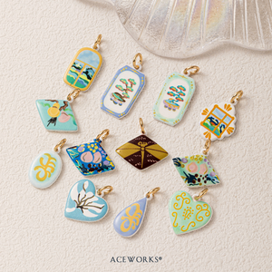 แกลเลอรีสวนเซนญี่ปุ่น |   จี้รูปดอกท้อเคลือบทอง 18K ทำจากทองเหลืองเคลือบทอง พร้อมเคลือบสีด้วยมือ สำหรับทำเครื่องประดับ - Product Image 2