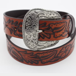 Cinturón de piel auténtica negra con líneas verticales perforadas y hebilla negra. Disponible a precios al por mayor. - Product Image 5