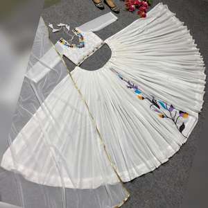 Lehenga-choli เย็บอย่างเต็มที่ในสไตล์แฟนซีใหม่ georgette กับงานปักหลาย Daga และงาน Moti - Product Image 2