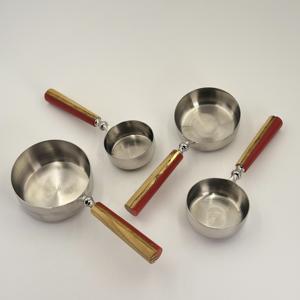 Tazas Medidoras de Acero Inoxidable 202 con Mango Creativo de Resina y Madera para Medir Café, Té, Leche en Polvo - Product Image 2