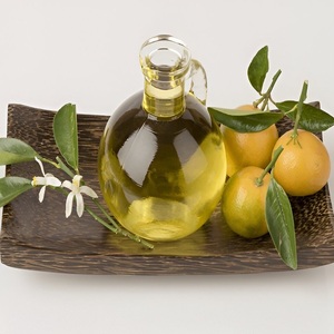 Aceite esencial natural Petitgrain OEM | Suministro mayorista a granel | Aceite destilado al vapor 100% para aromaterapia, cuidado de la piel y perfumería - Product Image 1