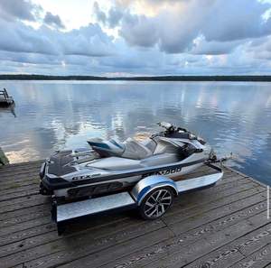 Jet ski Yamaha WaveRunner 4 temps, bateau de sport nautique de qualité supérieure. - Product Image 2