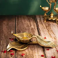 Diya décoratif en forme de feuille, finition laiton antique plaqué, design classique, cadeau d'affaires, souvenir, pour la maison, le bureau, le mandir et le temple