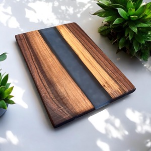 Planche à découper moderne en bois et résine noire minimaliste, élégante planche à découper pour la cuisine quotidienne et l'utilisation sur table, en provenance d'Inde - Product Image 1