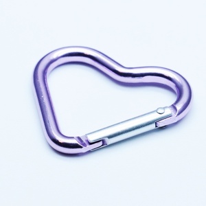 Piccolo moschettone rosa personalizzato a forma <span class=keywords><strong>di</strong></span> cuore | Prodotto promozionale ideale <span class=keywords><strong>per</strong></span> eventi e <span class=keywords><strong>idee</strong></span> regalo <span class=keywords><strong>di</strong></span> <span class=keywords><strong>san</strong></span> <span class=keywords><strong>valentino</strong></span> - Product Image 2