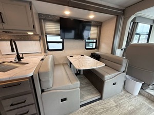 Autocaravana Usada en Excelentes Condiciones, Modelo 2025, T ho r Freeedom Traveler A32 Clase A, Motor a Gasolina - Product Image 3